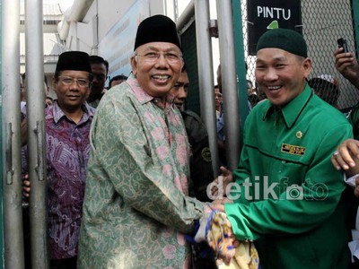 Bachtiar Chamsyah Hirup Udara Bebas