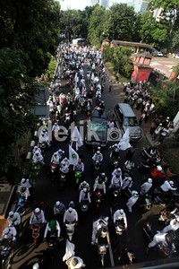 Para pendemo mendatangi Polda Metro Jaya dan Mabes Polri dengan menggunakan sepeda motor.