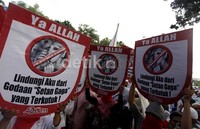 Aksi menolak konser Lady Gaga ini berlangsung tertib.