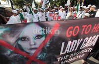 Mereka menuntut pemerintah untuk membatalkan konser tersebut, yang menurutnya tidak sesuai dengan ajaran agama, baik Islam maupun Kristen. Jika memang artis luar negeri tersebut tetap menggelar konser, maka FUI mengancam akan mengepung GBK dan membakar stadion kebanggan Indonesia itu.