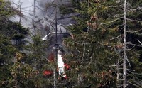 Heli tersebut tampak hangus terbakar. REUTERS/Pascal Lauener.