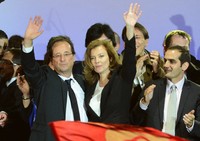 Trierweiler mendampingi Francois Hollande seusai pidato kemenangan awal Mei ini. Sebelum bersama Trierweiler, Hollande sempat hidup serumah tanpa ikatan pernikahan dengan Segolene Royal selama 30 tahun. (Foto: Pascal Le Segretain/Getty Images)