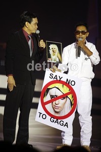Mereka tampil dengan membawa beragam atribut akan orang yang pro dan kontra akan kedatangan Lady Gaga