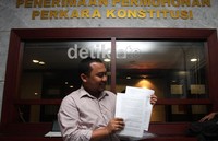 Ini merupakan gugatan kesekian, setelah berbagai partai dan elemen masyarakat menggugat hal serupa. Perludem menilai pemberlakuan ambang batas secara nasional tersebut inkonstitusional.