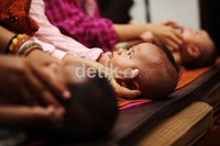 Para ibu membawa balitanya untuk melakukan pelatihan pijat bayi di Rumah Zakat, Pulo Asem Timur, Jakarta.