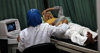Selain pelatihan pijat bayi, dilakukan juga USG gratis.