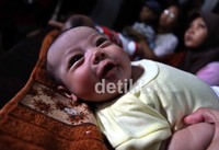 Bayi bayi itu tampak asyik menikmati pijatan.
