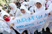 Aksi siswa SMA ini cukup menarik perhatian di tengah ratusan pendemo massa Forum Umat Islam (FUI) tersebut.