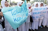 Anak-anak ini turut mendukung Polda tidak mengeluarkan izin konser Lady Gaga.