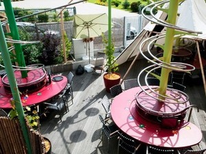 Di Restoran Ini Makanan Diantar Dengan Roller Coaster Mini!
