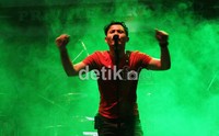Dedy bernyanyi dengan enerjik dihadapan ratusan penonton yang memadati arena konser. Herianto Batubara/detikHot.