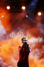 Aksi Panggung Enerjik Andra & The Backbone