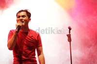 Lagu Sempurna dikawal koor penonton saat dibawakan Andra & The Backbone. Herianto Batubara/detikHot.