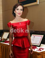 Artika Sari Devi Anggun Pakai Dress Merah
