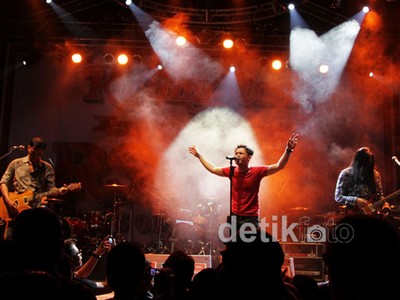 Aksi Panggung Enerjik Andra & The Backbone