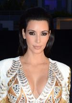 Kim Kardashian Tampil Seksi di Cannes
