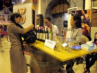Indonesia Sommelier Association pun tak ketinggalan mengadakan Best Sommelier Competition di JFFF. Selain itu, ada beberapa acara lain yang tak kalah menarik seperti demo masak dan lomba menghias cupcake yang cocok untuk diikuti bersama keluarga. (Fitria Rahmadianti)