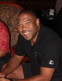 Salah satu pemain legendaris Liverpool, John Barnes. Ia juga merupakan pilar timnas Inggris di era 80-an dan 90-an, tampil di Piala Dunia 1986 & 1990, serta Piala Eropa 1988 dan 1992.