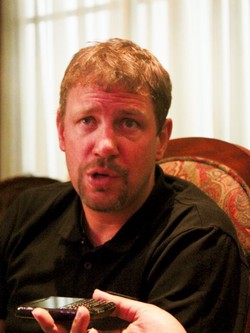 Mantan bek internasional Swiss, Stephane Henchoz, tergabung dalam EPL Masters yang akan unjuk sisa-sisa kebolehan di Jakarta. Ia pernah memperkuat Liverpool dari 1999 sampai 2005, berduet dengan bek tengah top Sami Hyypia.