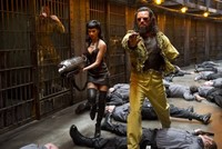 Si seksi Nicole Scherzinger menjadi penjahat. (dok. Columbia Pictures)