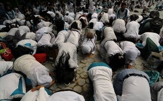 Lulus UN, Siswa SMK I Pekanbaru Sujud Syukur