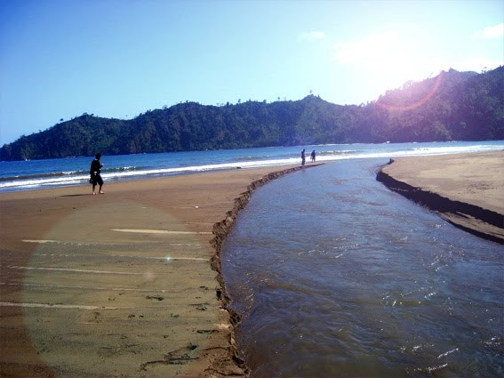 Tergiur Indahnya Pantai Sipelot Malang