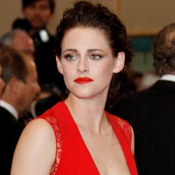 Hadiri Premier Cosmopolis, Kristen Stewart Merah Menantang
