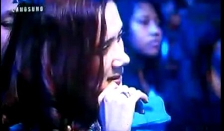 Kenakan Cincin di Jari Manis, Mulan Cium Tangan Ahmad Dhani