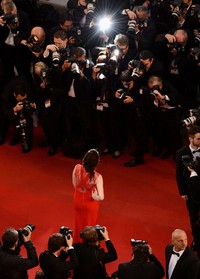 Seperti diberitakan sebelumnya, Kristen Stewart juga terpilih sebagai selebriti dengan gaya berbusana paling stylish.