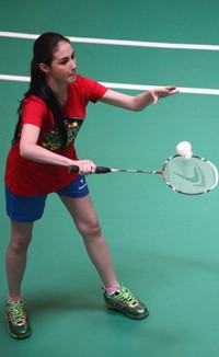 Arumi melakukan service walaupun cukup menguras keringatnya Arumi terlihat cantik.