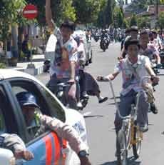 Rayakan Kelulusan, Pelajar Situbondo Konvoi Sepeda Onthel