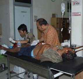 Mobil Rombongan Lamaran Terguling, 3 Penumpang Tewas & 14 Luka