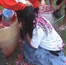 Siswa SMA di Jember Lakukan Ritual Mandi Kembang Saat Lulus