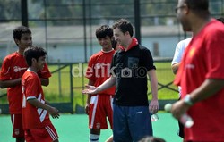 Fowler memberikan instruksi kepada anak-anak yang mengikuti sesi coaching clinic di lapangan Hoki Lama, Senayan itu. (Foto: Resha/detikSport)