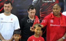 John Barnes tampak sedang iseng kepada salah satu peserta coaching clinic bernama Alif Tristan, yang sempat jadi headline beberapa waktu lalu akibat kemampuan bermainnya mirip dengan Lionel Messi.(Foto: Resha/detikSport)