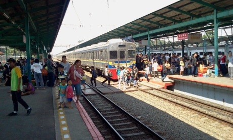 Ada Kebakaran, KRL Tertahan di Stasiun Manggarai