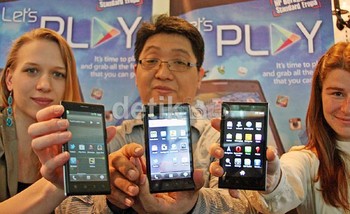 Marketing Director Cross Mobile Phone, Janto Djojo (tengah) diapit model menunjukan keluaran terbaru dari Cross Mobile Phone yaitu Cross Andromeda A7.