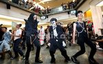 Puluhan Penggemar Menari A la Lady Gaga