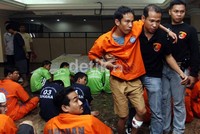 Di tempat yang sama, petugas juga menyita satu unit motor Honda Vario yang digunakan tersangka melakukan aksi kejahatannya. Dalam aksinya, Hendra berperan sebagai joki yang membonceng eksekutor.