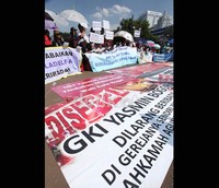 Mereka melakukan kebaktian, menyanyikan lagu gereja dan berdoa.