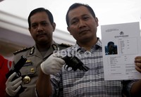 SPolisi menunjukan pistol yang digunakan tersangka. Djulie Elfani ditembak  terjadi di rumahnya, Jl Kalimantan, Villa Bintaro, Ciputat, Tangerang Selatan, Sabtu (17/3/2012) lalu. Si pelaku saat itu mencoba merampas motor, namun tak berhasil. Akhirnya, pelaku menembak Djuli hingga tewas.