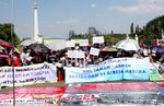 Diusir dari Gereja, Mereka Beribadah di Istana