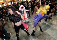 Para penggemar fanatik Lady Gaga berkumpul di EX Plaza, Jl Thamrin, Jakarta Minggu (27/5/2012). Mereka menari dengan lagu-lagu Lady Gaga. Pembatalan konser membuat mereka kecewa.