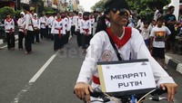 Salah satu pesilat anggota Perguruan Silat Merpati Putih memperagakan mengendaraisepeda dengan mata  tertutup. Bagus Kurniawan/detikcom