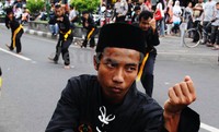 Anggota Perguruan Silat Persaudaraan Setia Hati Tunas Muda Winongo Madiun, Jawa Timur memperagakan seni bela diri yang merupakan warisan asli seni budaya Jawa. Bagus Kurniawan/detikcom