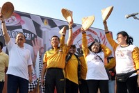 Ketua Umum DPP Partai Hanura, Wiranto, Gubernur DKI Jakarta, Fauzi Bowo,  melepas perserta jalan sehat Srikandi Hanura. Ramses/detikfoto