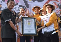 Ketua Umum Srikandi Hanura, Miryam S. Haryani menerika  piagam MURIdisaksikan Ketua Umum DPP Partai Hanura, Wiranto, Gubernur DKI Jakarta, Fauzi Bowo disela acara  meperingati 1 Tahun Srikandi Hanura dan Jalan Sehat di Monas. Ramses/detikfoto