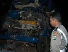 Truk Vs Truk, Ibu & Balita Tewas Terjepit Kabin