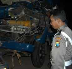 Truk Vs Truk, Ibu & Balita Tewas Terjepit Kabin