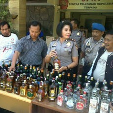Polsek Buahbatu Sita 600 Botol Miras dan 10 Jeriken Tuak